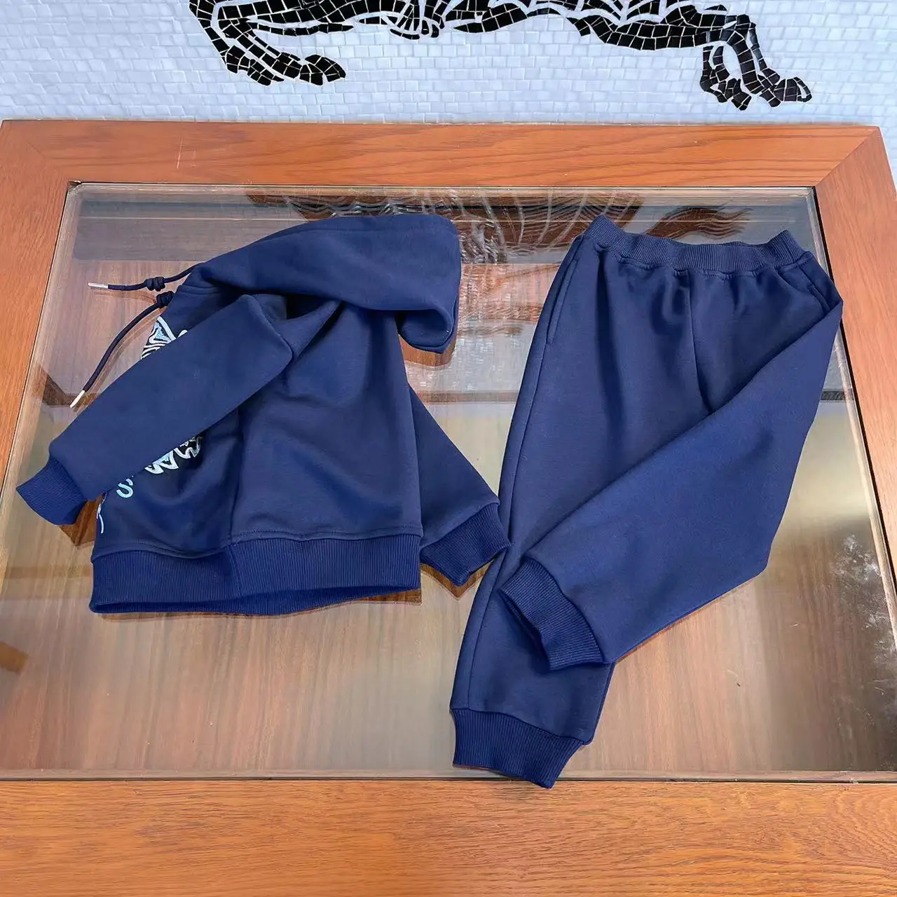 Дизайнерская детская одежда 2021 Новые товары для мужчин и женщин с вышивкой головы тигра и принтом, стильная и атмосферная
Дизайнерская детская одежда 2021 Новые товары для мужчин и женщин с вышивкой головы тигра и принтом, стильная и атмосферная