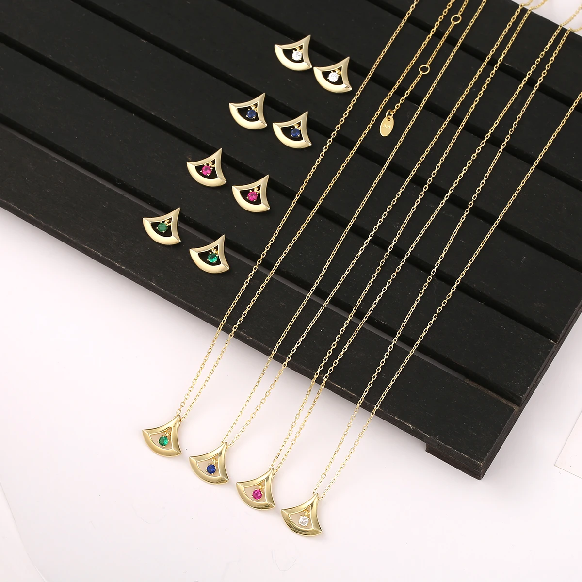 Charm Simple High Sense 925 Sterling Silver Fan-shaped Zircon Necklace & Stud Earrings Jewelry Set Pendant Clavicle Chain Gifts
Charm Simple High Sense 925 Sterling Silver Fan-shaped Zircon Necklace & Stud Earrings Jewelry Set Pendant Clavicle Chain Gifts