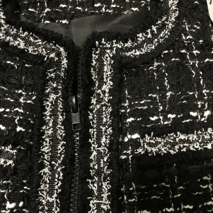 Autumn Winter Black White Plaid Loose Short Coat Women Vintage O Neck Long Sleeve Tassel Tweed Coat Plus Size Ladies Jacket Coat 
Autumn Winter Black White Plaid Loose Short Coat Women Vintage O Neck Long Sleeve Tassel Tweed Coat Plus Size Ladies Jacket Coat