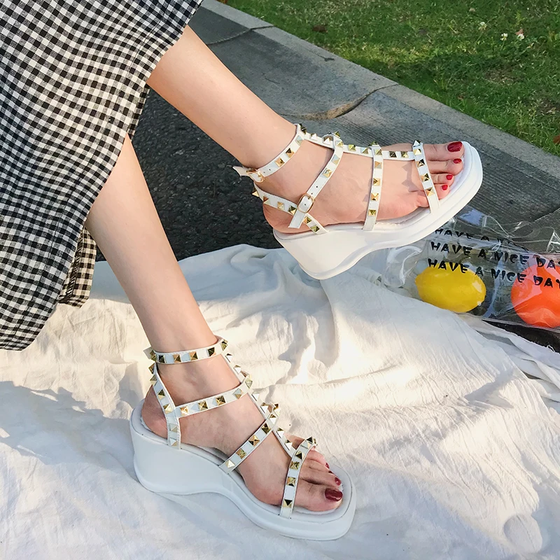 2021 Summer Clear Heels Studded Sandals Buckle Strap Black Shoes for Women Clogs Wedge Muffins shoe High Beige Fashion New Girls
2021 Summer Clear Heels Studded Sandals Buckle Strap Black Shoes for Women Clogs Wedge Muffins shoe High Beige Fashion New Girls