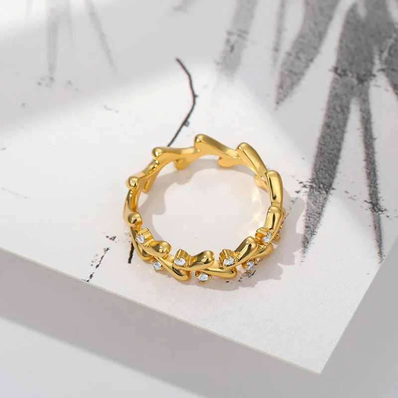 Women's Ring Zircon Embellished Garland Shape Wedding Ring Jewelry Men's Gold Ring Engagement Anniversary Gift
Women's Ring Zircon Embellished Garland Shape Wedding Ring Jewelry Men's Gold Ring Engagement Anniversary Gift