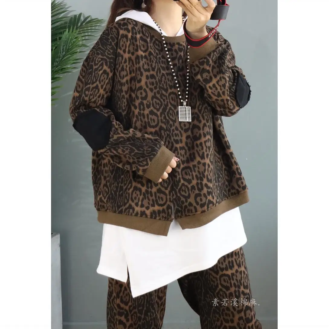 Fashion leopard print two piece leisure sportswear women's 2021 spring new loose cotton round neck suit fashion
Fashion leopard print two piece leisure sportswear women's 2021 spring new loose cotton round neck suit fashion