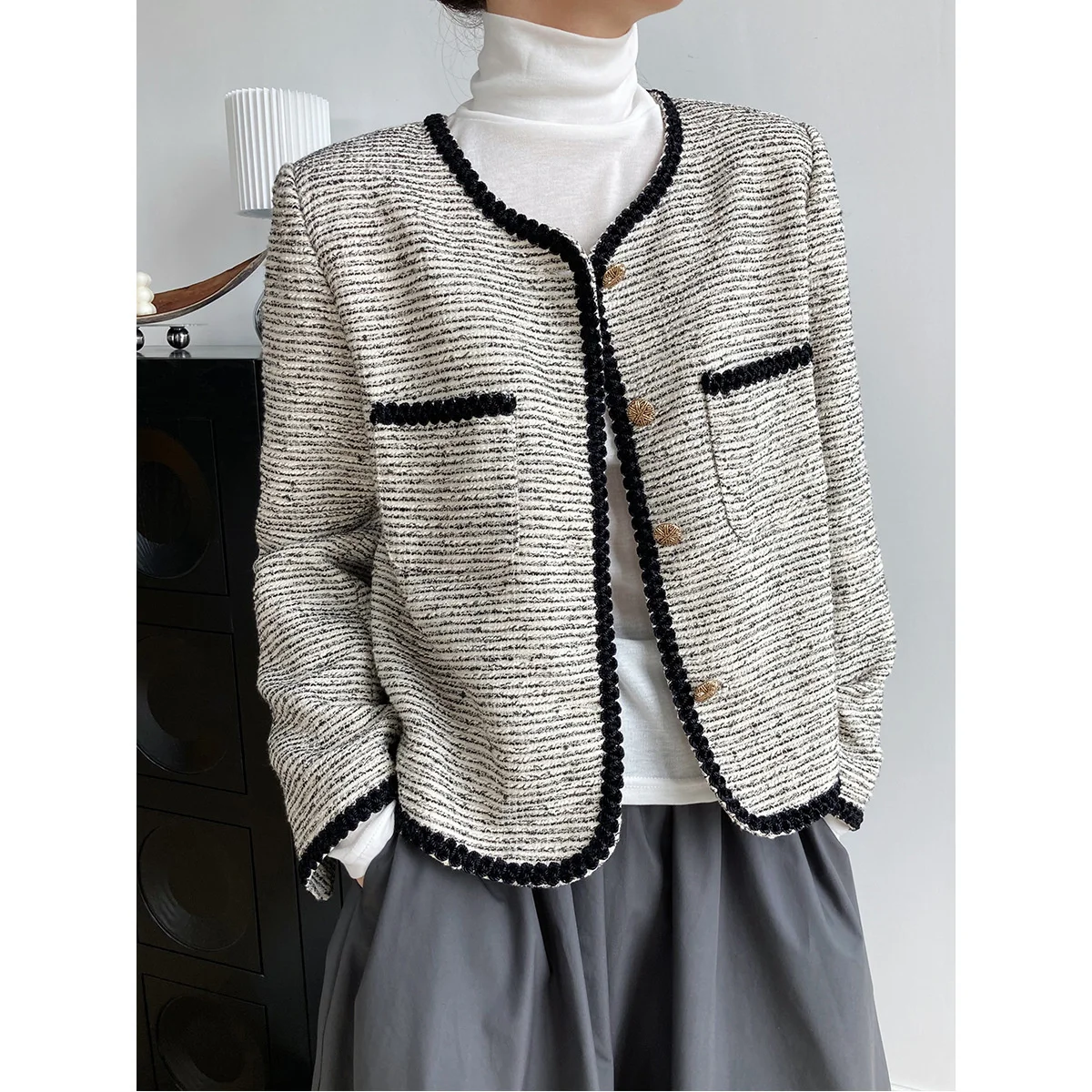 Женская твидовая куртка, элегантное приталенное пальто с двумя карманами спереди, новая модная верхняя одежда, осень 2021
Женская твидовая куртка, элегантное приталенное пальто с двумя карманами спереди, новая модная верхняя одежда, осень 2021