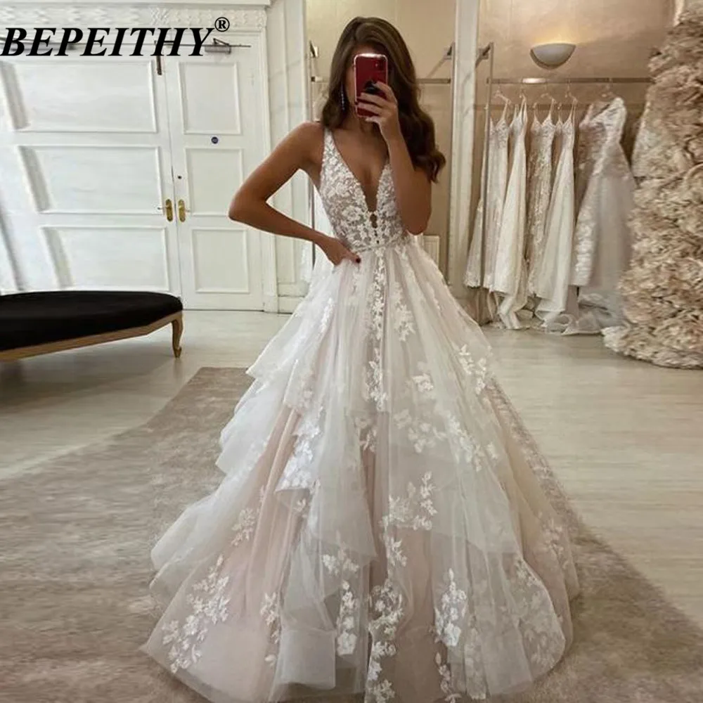 BEPEITHY Sexy V Neck Bride Ivory Reception Wedding Dresses 2021 Lace A Line Ruffles Floor Length Bridal Gown Sleeveless For Girl
BEPEITHY Sexy V Neck Bride Ivory Reception Wedding Dresses 2021 Lace A Line Ruffles Floor Length Bridal Gown Sleeveless For Girl