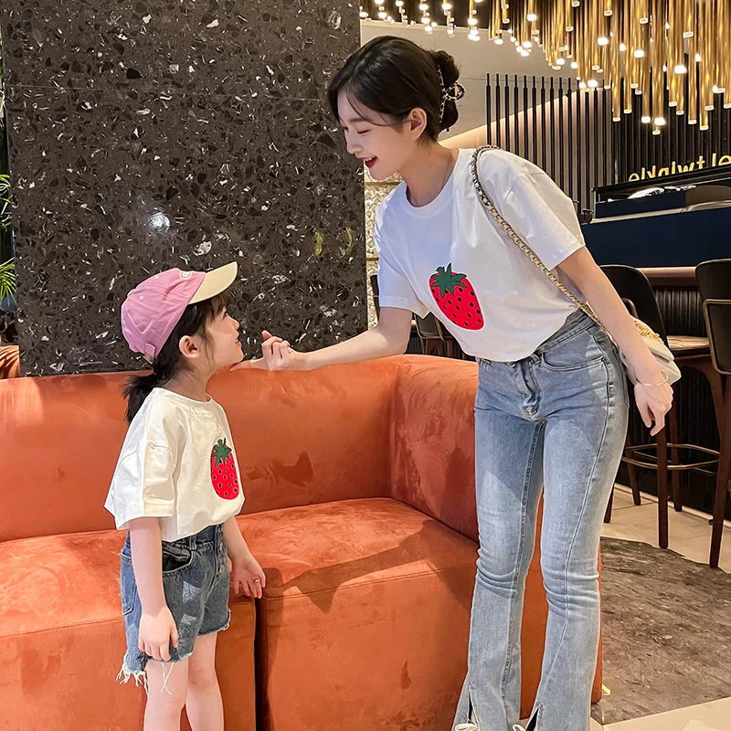 2021 Summer Girls T-shirt Family Matching Top Mother and Daughter Strawberry T-shirt Cotton Family Clothes Casual Bottoming Top
2021 Summer Girls T-shirt Family Matching Top Mother and Daughter Strawberry T-shirt Cotton Family Clothes Casual Bottoming Top
