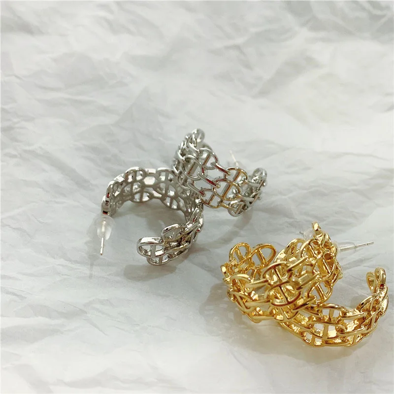 SRCOI Trendy Geometric Multi-Layer Hollow Metal Pig Nose Chain C-Shaped Stud Earring Women Simple Creative Jewelry Gift 202105
SRCOI Trendy Geometric Multi-Layer Hollow Metal Pig Nose Chain C-Shaped Stud Earring Women Simple Creative Jewelry Gift 202105