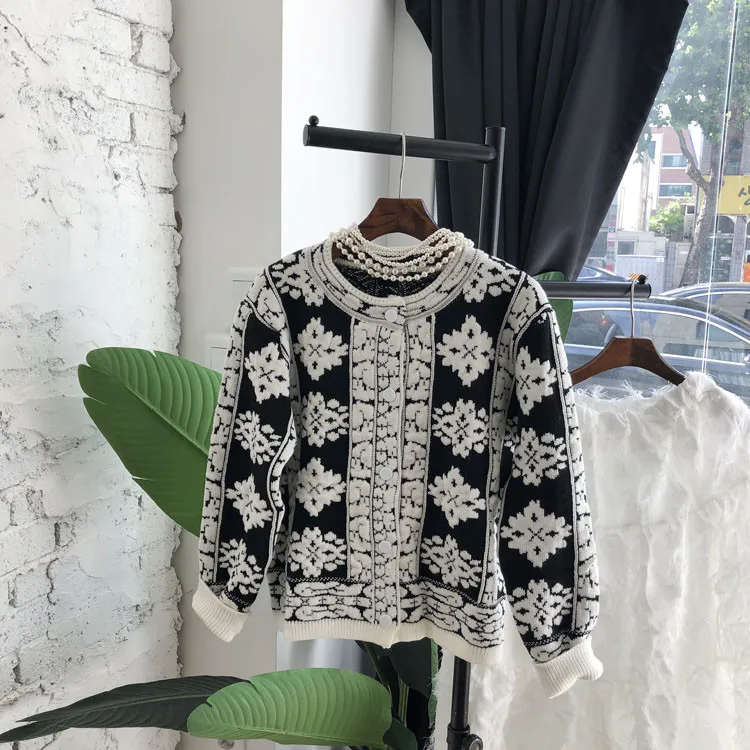 Autumn 2020 Vintage Blue/Black Embroidery Sweater Women Elegant Single Breasted Knit Cardigans Female O-Neck Long Sleeve Jumper
Autumn 2020 Vintage Blue/Black Embroidery Sweater Women Elegant Single Breasted Knit Cardigans Female O-Neck Long Sleeve Jumper