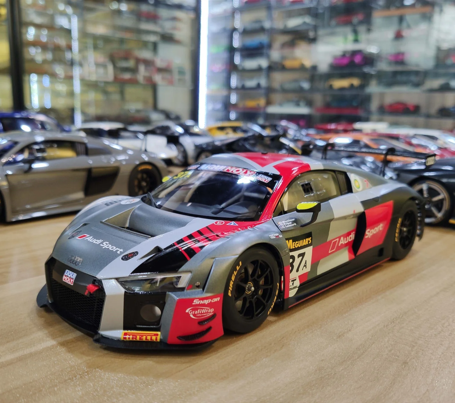 AUTOart 1:18 Audi R8 LMS выносливость гонки ограниченный выпуск смолы Металл литье модель Гонки статические игрушки
AUTOart 1:18 Audi R8 LMS выносливость гонки ограниченный выпуск смолы Металл литье модель Гонки статические игрушки