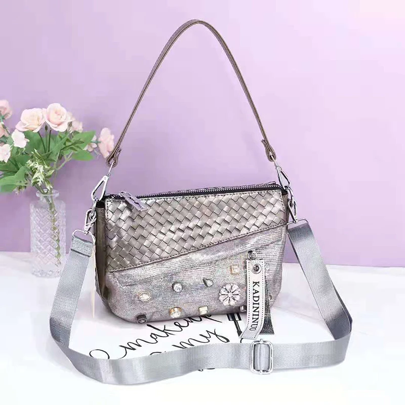 iPinee Weave Lady PU Leather Shoulder Bag Female Soft Crossbody Bag for Women Small Luxury Diamond Messenger Bag
iPinee Weave Lady PU Leather Shoulder Bag Female Soft Crossbody Bag for Women Small Luxury Diamond Messenger Bag