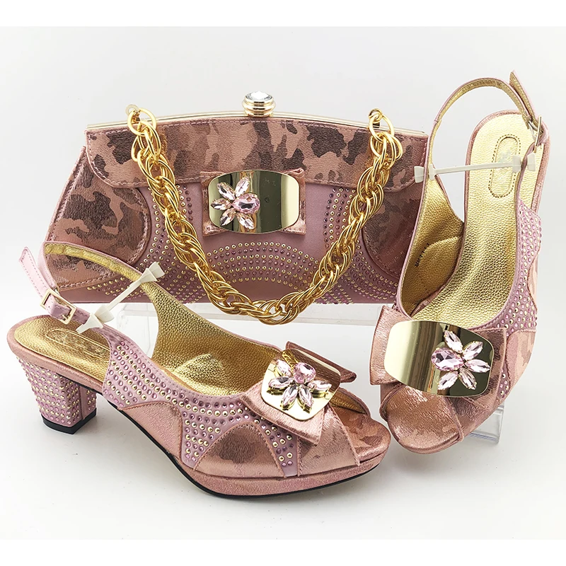 Pink Color Fashion Wedding Shoes And Bag Set Latest African Style Women Pumps Shoes And Bag To Match Set For Party
Pink Color Fashion Wedding Shoes And Bag Set Latest African Style Women Pumps Shoes And Bag To Match Set For Party