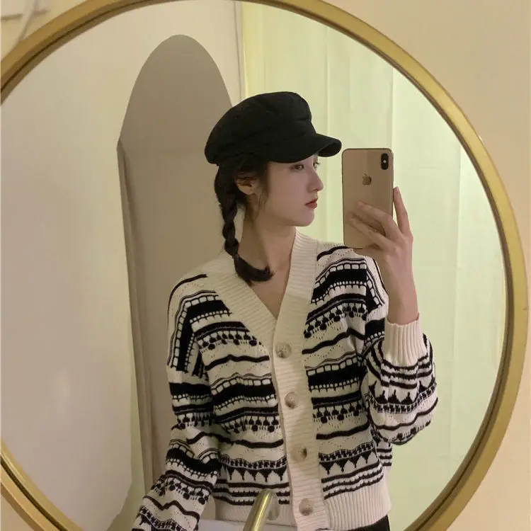 Retro striped sweater women's 2021 spring short Slouchy style loose wear Korean knitted cardigan
Retro striped sweater women's 2021 spring short Slouchy style loose wear Korean knitted cardigan