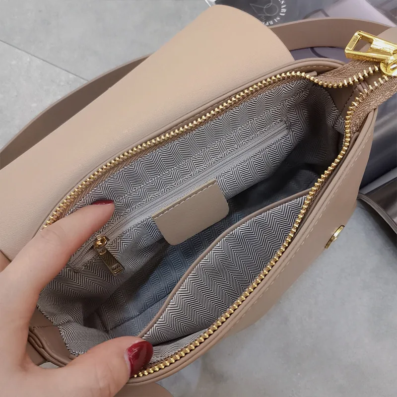 2021 New Summer Genuine Leather Messenger Bags Luxury Handbag Women Bags Designer Wide Strap Shoulder Bag bolsa feminina White
2021 New Summer Genuine Leather Messenger Bags Luxury Handbag Women Bags Designer Wide Strap Shoulder Bag bolsa feminina White