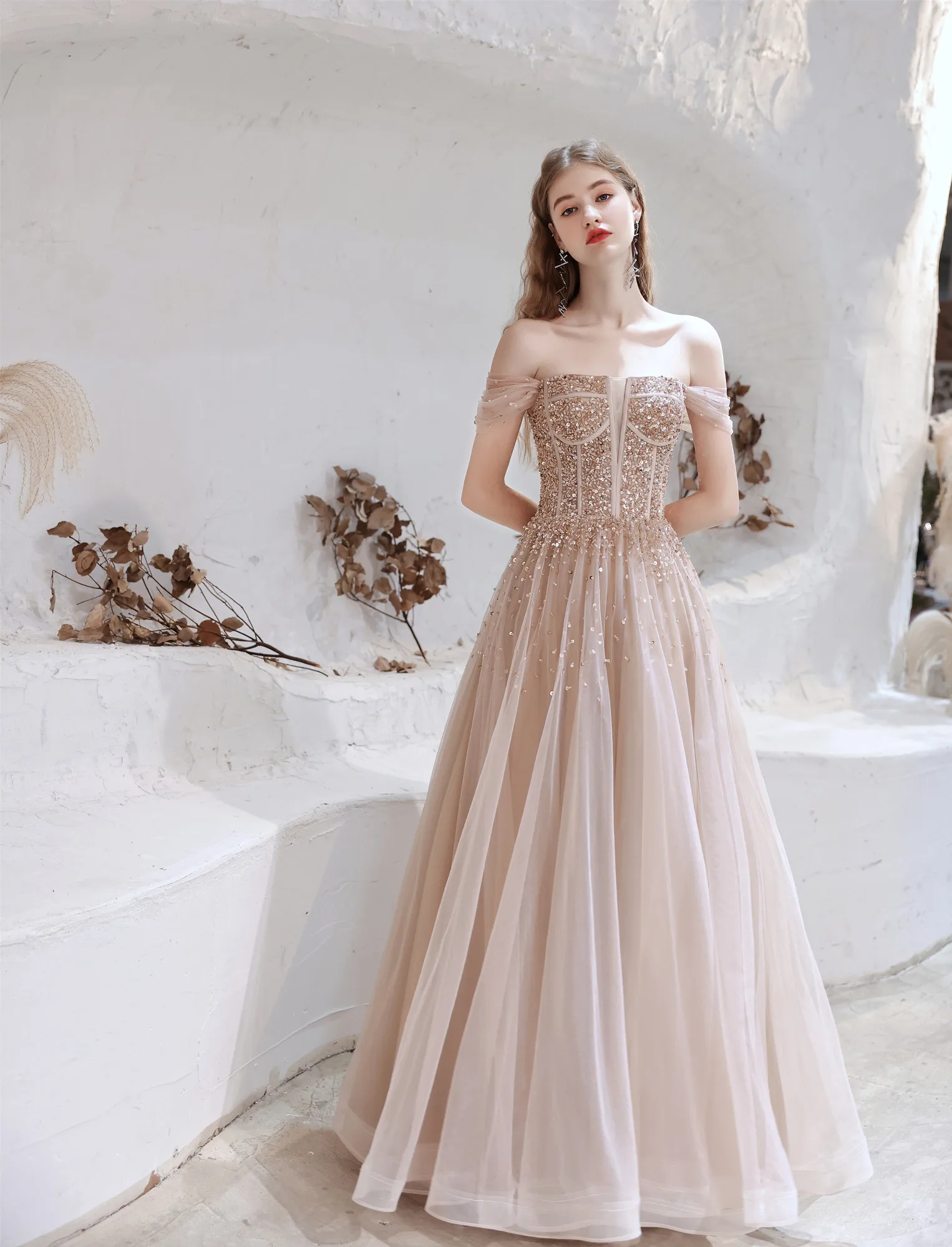 2021 primavera verano chicas vestidos de graduación nude pink off-the-shoulder sequins beaded tulle girls graduation dresses
2021 primavera verano chicas vestidos de graduación nude pink off-the-shoulder sequins beaded tulle girls graduation dresses