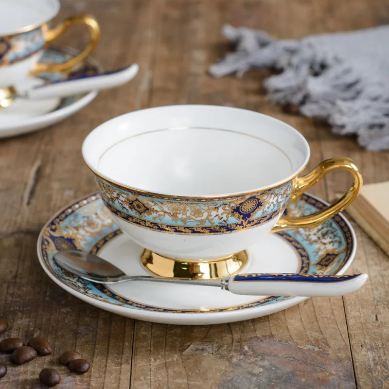 

Набор кофейных чашек, блюдца в европейском стиле, керамический чайный сервиз для послеобеденного чая из костяного фарфора, позолоченная по...