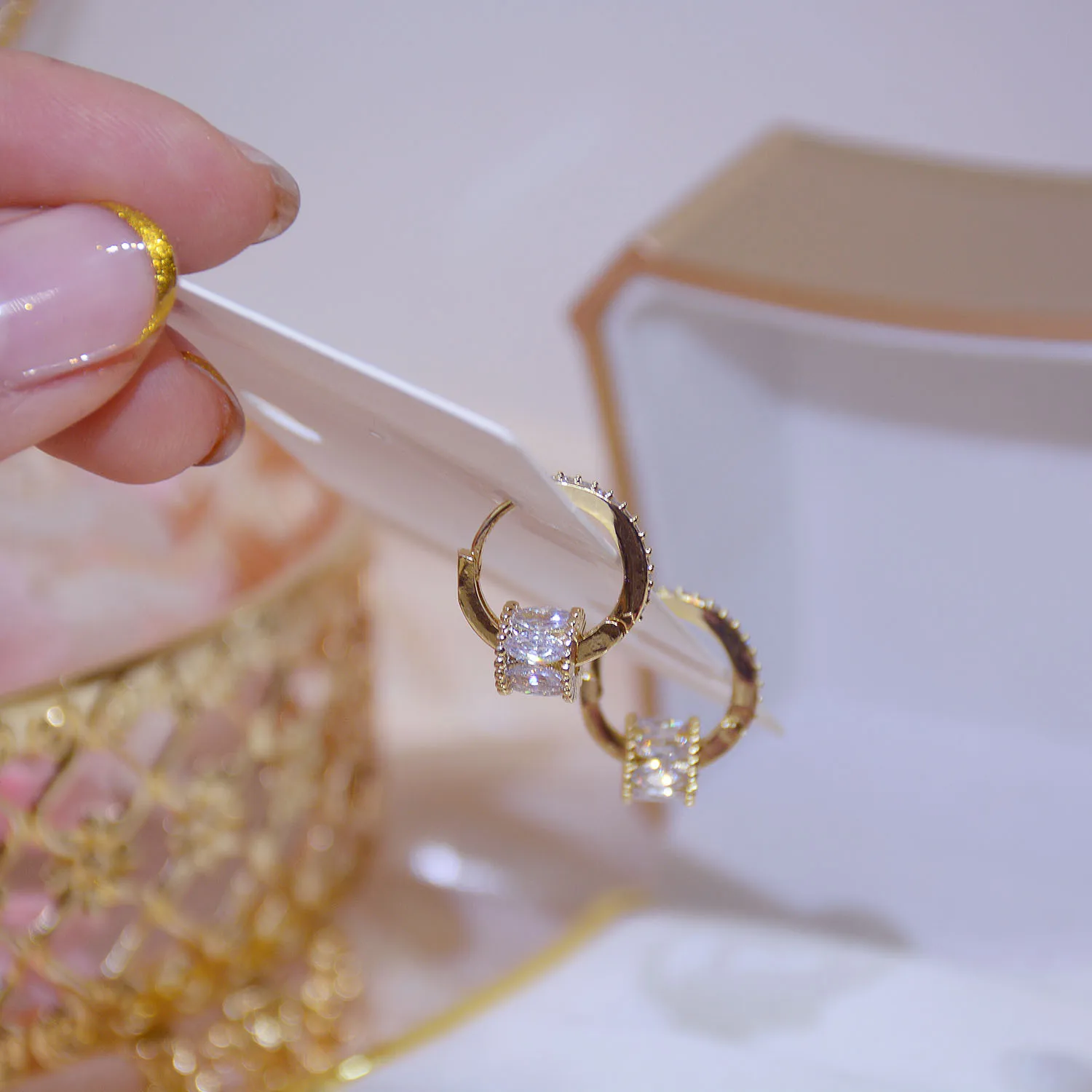 Ring-Shaped Transfer Beads Micro-Inlaid Zircon Cold Wind Hoop Earrings Women Jewelry New Trend Female Earrings Girlfriends Gift
Ring-Shaped Transfer Beads Micro-Inlaid Zircon Cold Wind Hoop Earrings Women Jewelry New Trend Female Earrings Girlfriends Gift
