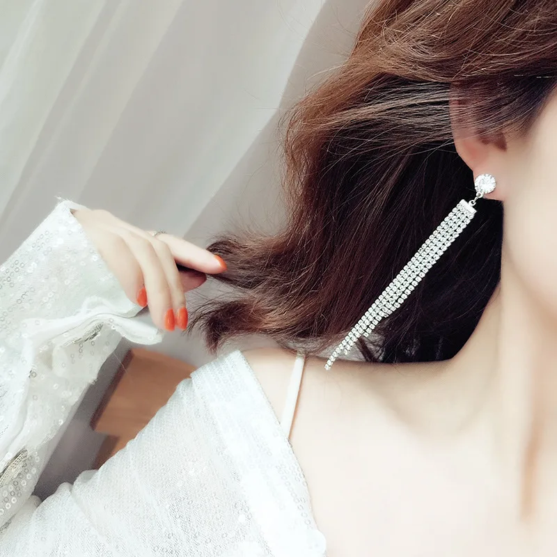 Korean version of rhinestone long tassel earrings sparkling temperament personality earrings female fashion earrings jewelry
Korean version of rhinestone long tassel earrings sparkling temperament personality earrings female fashion earrings jewelry