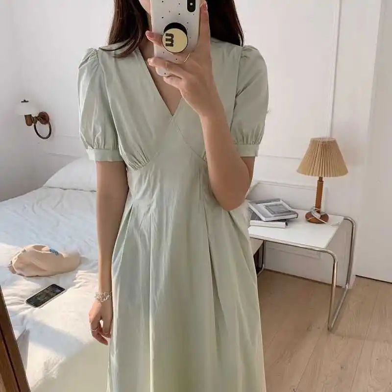 Korean chic summer French soft thin V-neck design pleated waist bubble sleeve medium length dress for women 
Korean chic summer French soft thin V-neck design pleated waist bubble sleeve medium length dress for women