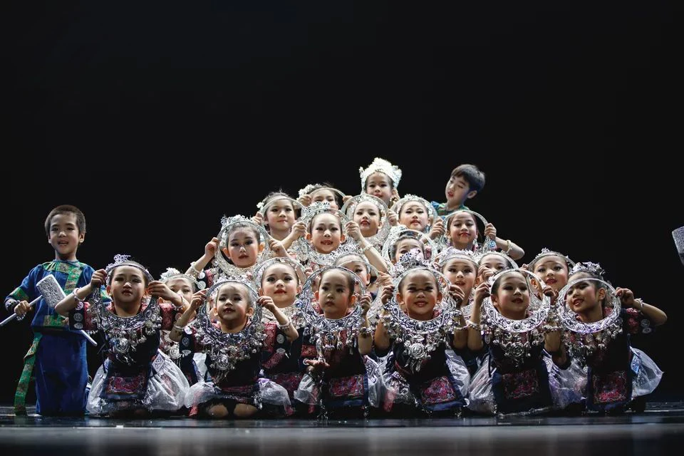 Chinese Ethnic Costumes Children's Minority Dance Clothing Girls Guizhou Yunnan Guang Suits National Dance Costumes ZH082
Chinese Ethnic Costumes Children's Minority Dance Clothing Girls Guizhou Yunnan Guang Suits National Dance Costumes ZH082