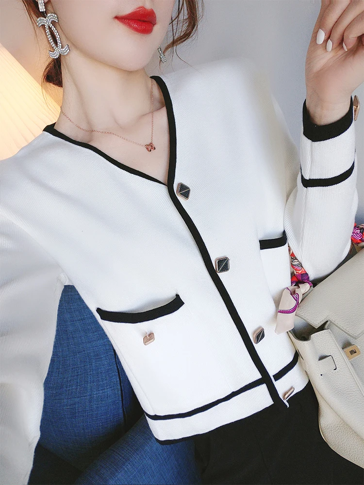Shangweiluo knitted cardigan sweater women's autumn 2020 new V-neck color contrast temperament small fragrance jacket
Shangweiluo knitted cardigan sweater women's autumn 2020 new V-neck color contrast temperament small fragrance jacket