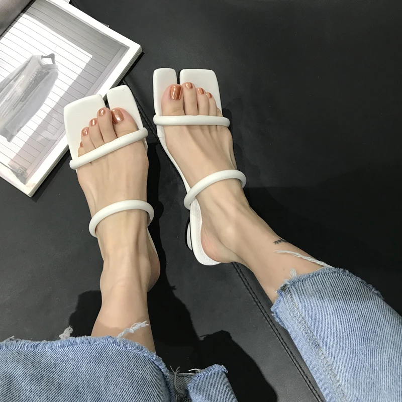 Sumemr 2021 Women's Sandals Split Toe Pig's Hoof Thick Heel Flat Bottomed Slippers for Women to Wear Fashionable Beach Sandals
Sumemr 2021 Women's Sandals Split Toe Pig's Hoof Thick Heel Flat Bottomed Slippers for Women to Wear Fashionable Beach Sandals
