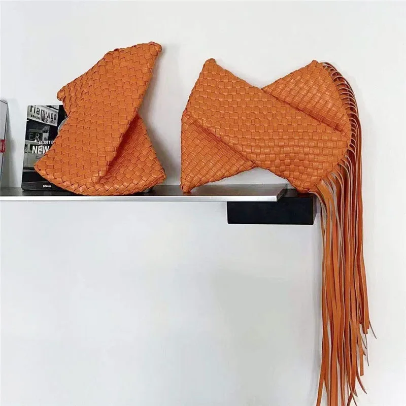 2021 New Fashion Woven Women Handbags Tassels Simple Design Clip Bags Vintage Solid Color Pu Leather Bags Designer Brand Bags
2021 New Fashion Woven Women Handbags Tassels Simple Design Clip Bags Vintage Solid Color Pu Leather Bags Designer Brand Bags