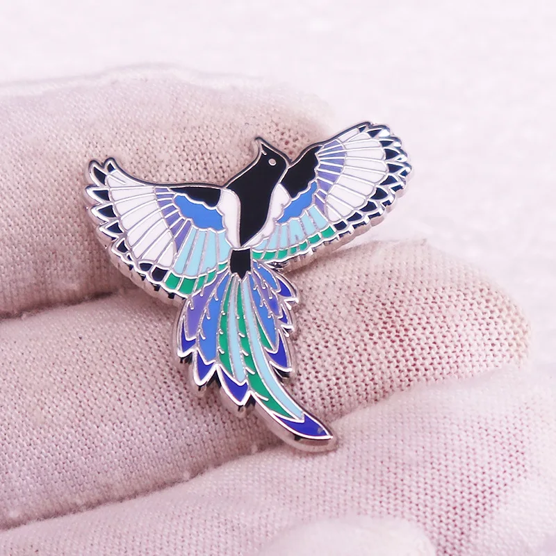 

Cute Flying Animal Enamel Pins Blue Swallow Peace Dove Brooch Lapel Fashion Metal Bird Badge Backpack Accessories Jewelry Gifts