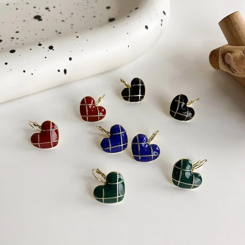 Minar Cute Lovely Red Black Green Blue Plaid Love Heart Dangle Drop Earring for Women Enamel Plaid Statement Earring Jewelry
Minar Cute Lovely Red Black Green Blue Plaid Love Heart Dangle Drop Earring for Women Enamel Plaid Statement Earring Jewelry