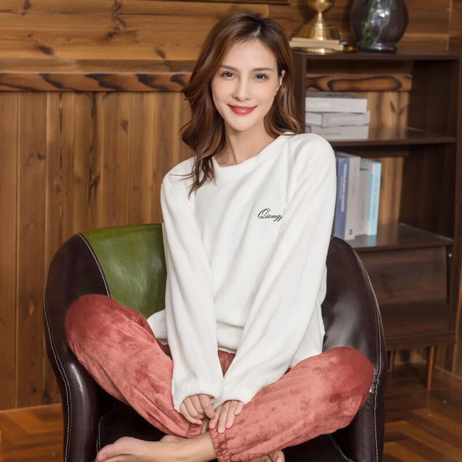 1PCS Top And 1PCS Pants Women's Sleepwear Leisure style New Style Home Wear Coral Plush Thickening Suit Soft Fabric Sleepwear
1PCS Top And 1PCS Pants Women's Sleepwear Leisure style New Style Home Wear Coral Plush Thickening Suit Soft Fabric Sleepwear