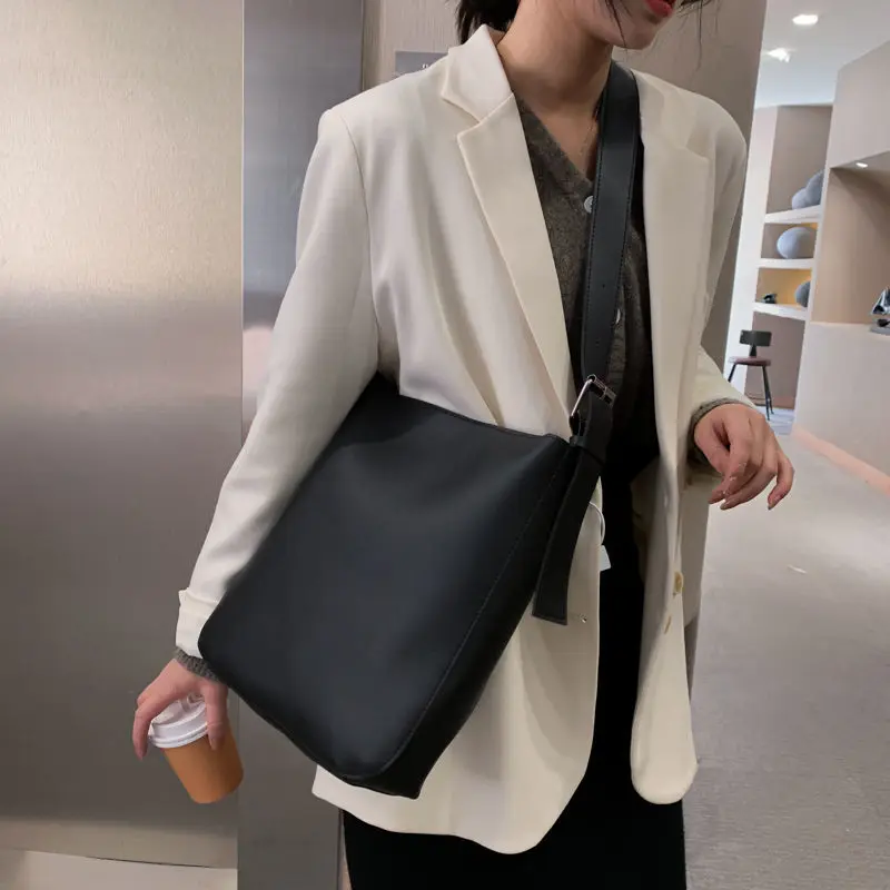 Large Capacity Women'S Shoulder Strap Handbag Brown Leather Bucket Wide Strap Shoulder Crossbody Bags Female Big Handbags
Large Capacity Women'S Shoulder Strap Handbag Brown Leather Bucket Wide Strap Shoulder Crossbody Bags Female Big Handbags