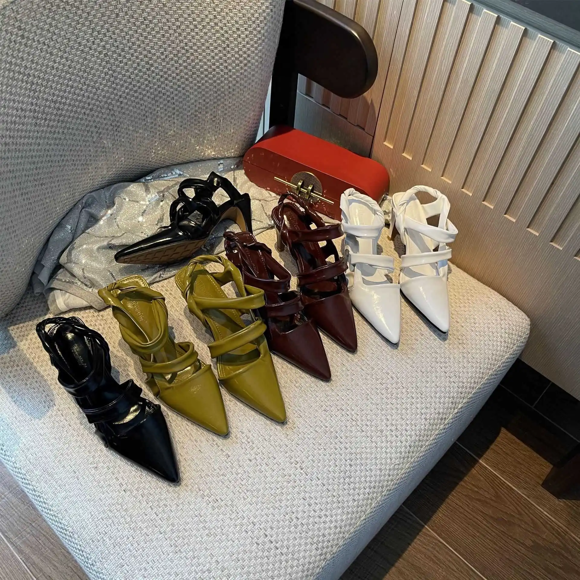 Show pointed knot sandals women's new summer hollow out soft leather high heels Roman women's shoes
Show pointed knot sandals women's new summer hollow out soft leather high heels Roman women's shoes