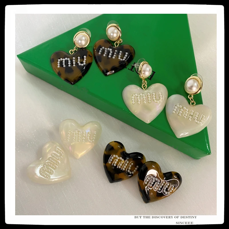 2021 New Punk Letter M Temperament Heart-shaped Resin Temperament For Women Girls Stud Earrings Party Wedding Jewelry
2021 New Punk Letter M Temperament Heart-shaped Resin Temperament For Women Girls Stud Earrings Party Wedding Jewelry