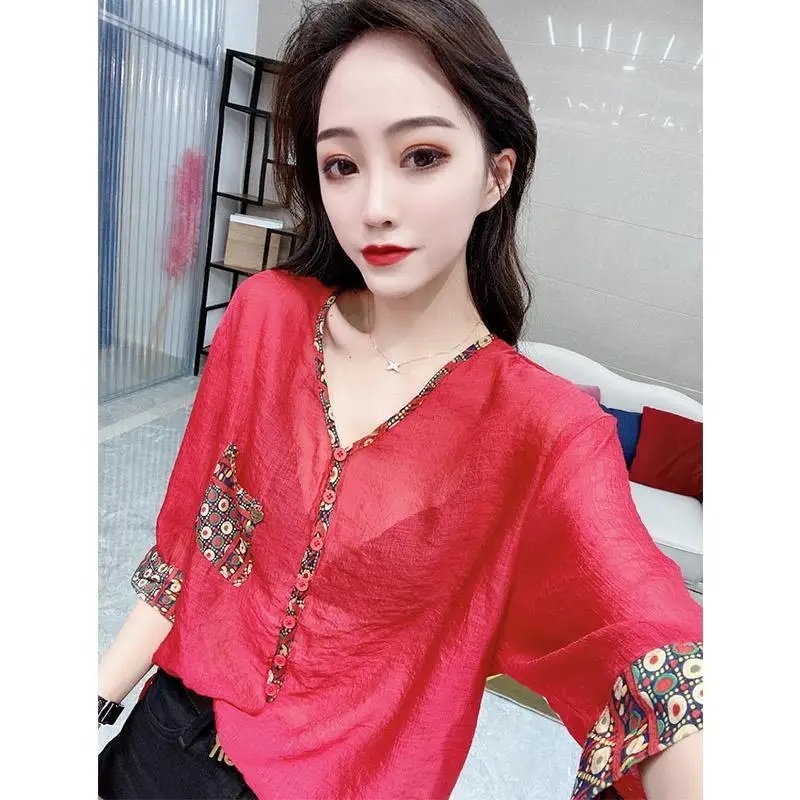 Summer new French retro color matching Print Shirt V-neck loose button top
Summer new French retro color matching Print Shirt V-neck loose button top