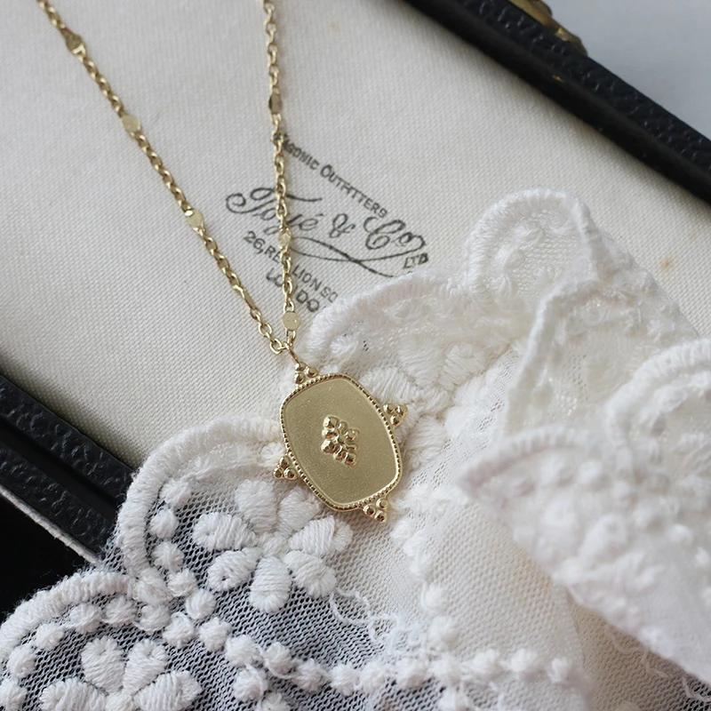 Fashion Square Baroque Women Men Necklace Casting Geometric Relief Chains Stainless Steel Simple Square Coin Jewelry Gifts
Fashion Square Baroque Women Men Necklace Casting Geometric Relief Chains Stainless Steel Simple Square Coin Jewelry Gifts
