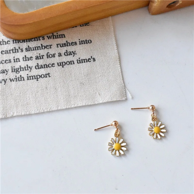 Fashionable and Simple Little Daisy Earrings For women New Cute Sweet Jewelry Birthday Gifts For women Hot Offers Free Shipping
Fashionable and Simple Little Daisy Earrings For women New Cute Sweet Jewelry Birthday Gifts For women Hot Offers Free Shipping