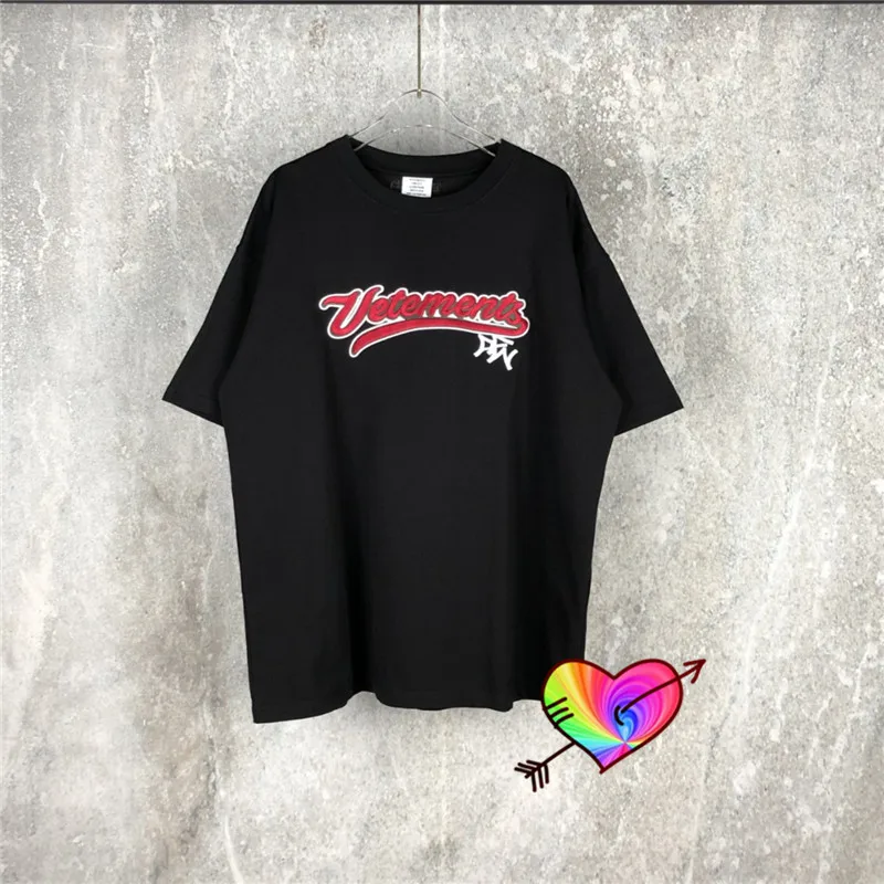2021 Red Sweet Embroidered Logo Vetements Tee Men Women Slightly Oversize Vetements T-shirts High Quality Tonal Mark VTM Tops
2021 Red Sweet Embroidered Logo Vetements Tee Men Women Slightly Oversize Vetements T-shirts High Quality Tonal Mark VTM Tops