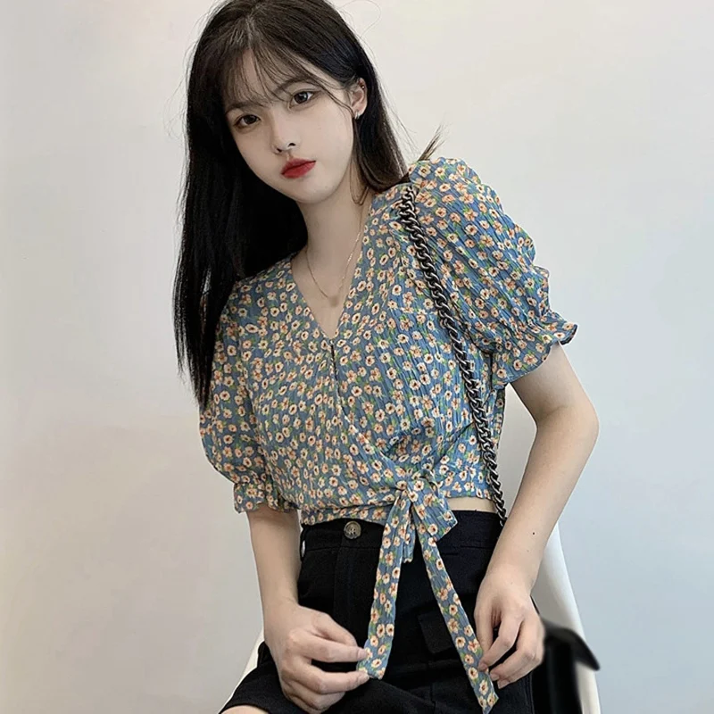 Women‘s Blouse Sexy V Neck Chic Puff Sleeve Small Blue Flower Blouse Women High Waist Slim Short Sleeve Shirt
Women‘s Blouse Sexy V Neck Chic Puff Sleeve Small Blue Flower Blouse Women High Waist Slim Short Sleeve Shirt
