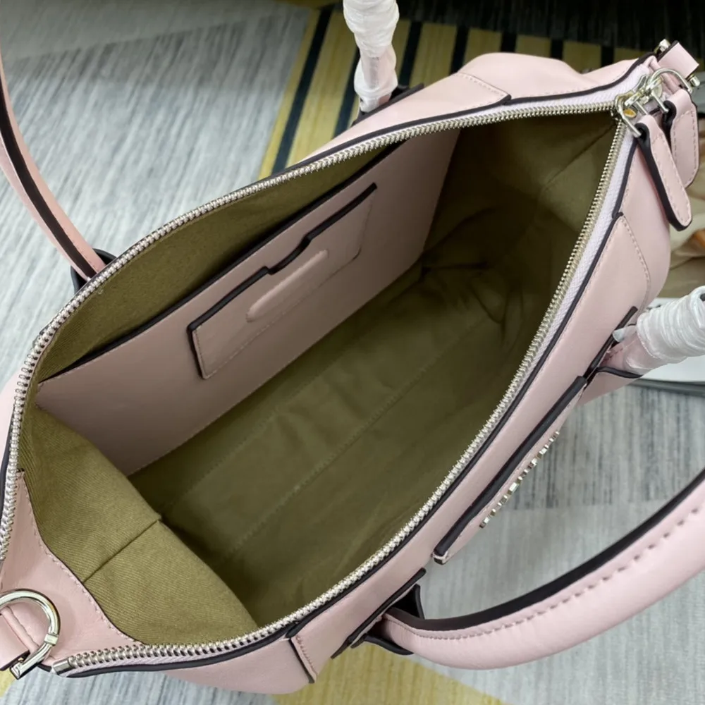 2021 new high-quality leather large-capacity solid color business shopping one-shoulder messenger handbag
2021 new high-quality leather large-capacity solid color business shopping one-shoulder messenger handbag