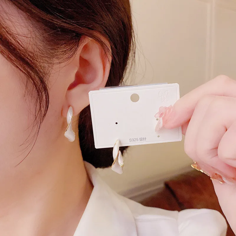 Korean Fashion Twisted Enamel White Yellow Earrings For Women Jewelry, Trendy Women's Stud Earrings Piercing Accessories
Korean Fashion Twisted Enamel White Yellow Earrings For Women Jewelry, Trendy Women's Stud Earrings Piercing Accessories