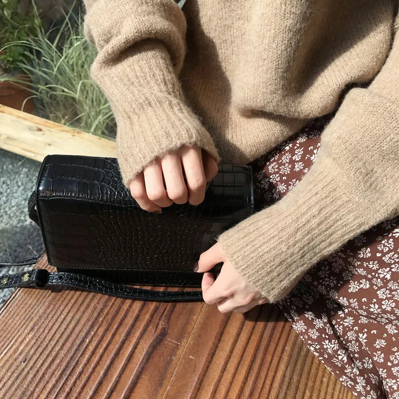 2021 solid color simple atmosphere versatile alligator flap small square bag Single Shoulder Messenger Bag
2021 solid color simple atmosphere versatile alligator flap small square bag Single Shoulder Messenger Bag