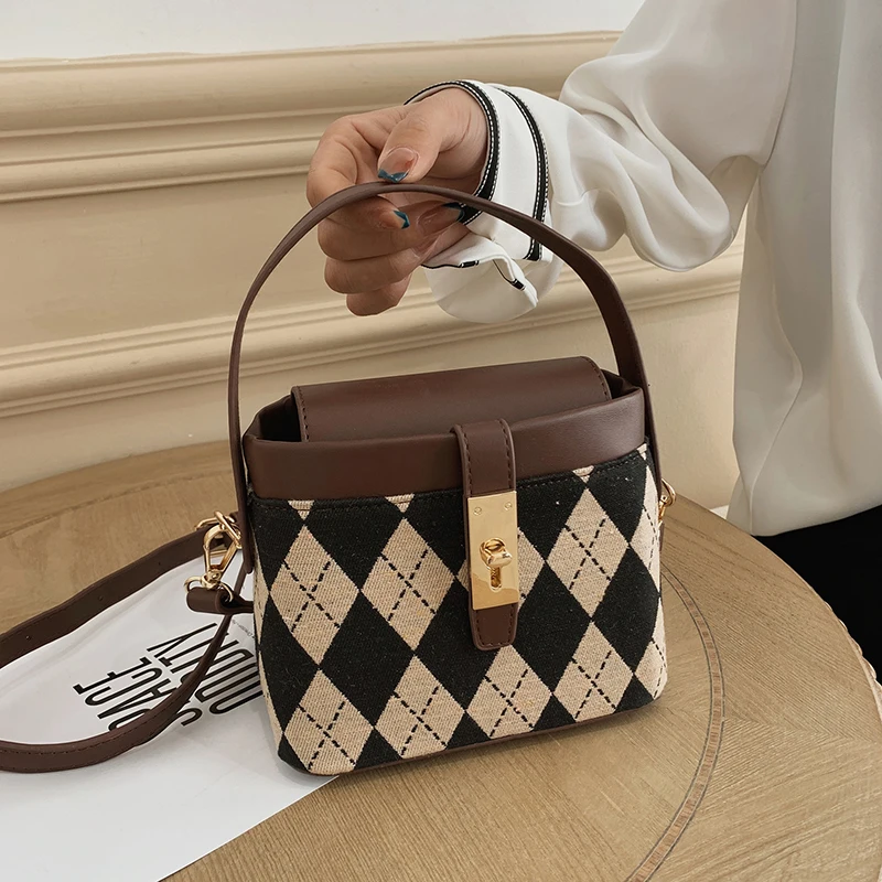 YILIAN Fashion Woman bag 2021 New high texture western style banquet bag high-end leather shopping versatile shoulder handbag
YILIAN Fashion Woman bag 2021 New high texture western style banquet bag high-end leather shopping versatile shoulder handbag