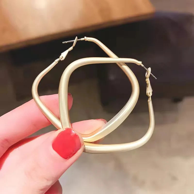 Silver needle metal geometric earrings female Korean fashion simple temperament earring retro personality network free shipping
Silver needle metal geometric earrings female Korean fashion simple temperament earring retro personality network free shipping