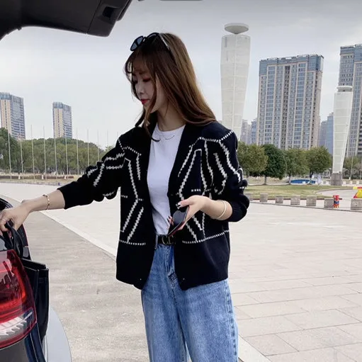 Black and white diamond check single breasted cardigan loose jacket early spring new women's sweater T-shirt
Black and white diamond check single breasted cardigan loose jacket early spring new women's sweater T-shirt