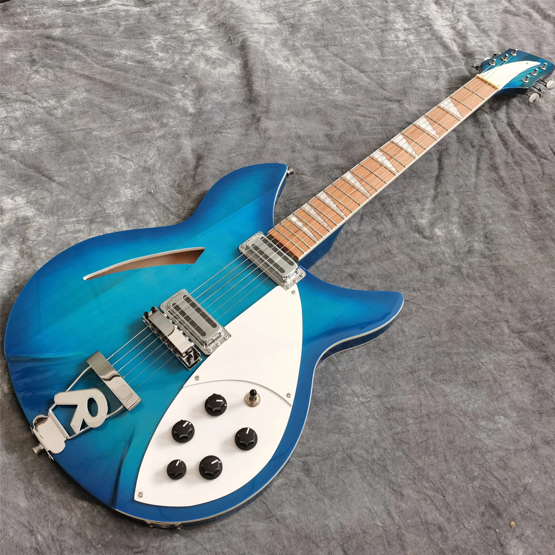 6 strings electric guitar in blue color, half-empty core guitar, R bridge, chrome hardware , rosewood fingerboard guitar
6 strings electric guitar in blue color, half-empty core guitar, R bridge, chrome hardware , rosewood fingerboard guitar
