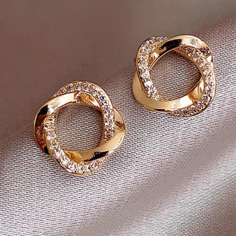 XIYANIKE Double Circle Intertwine Hollow Out Golden Earrings 2020 New Fashion Wedding Party Jewelry Simple Earrings For Women
XIYANIKE Double Circle Intertwine Hollow Out Golden Earrings 2020 New Fashion Wedding Party Jewelry Simple Earrings For Women