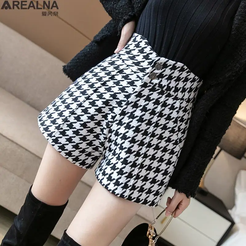 High Waist Tweed Shorts Women Casual Loose Ladies Fashion fall winter Houndstooth Slim Thicken Button shorts feminino All-match
High Waist Tweed Shorts Women Casual Loose Ladies Fashion fall winter Houndstooth Slim Thicken Button shorts feminino All-match