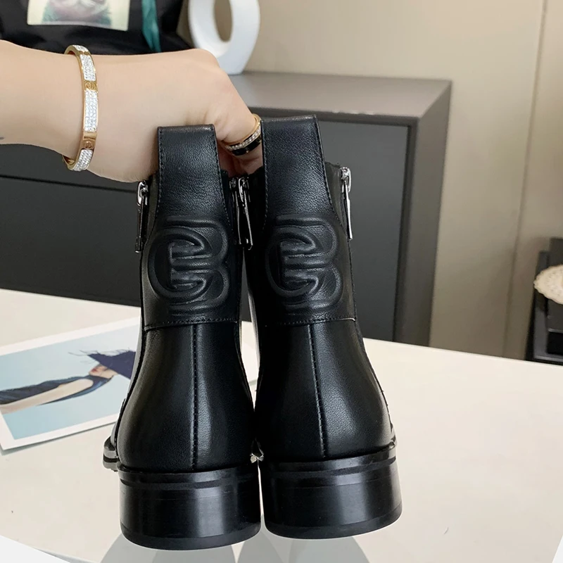 New winter 2021 thick bottom mid tube autumn boots flat bottom short boots leather side zipper Martin boots women's shoes
New winter 2021 thick bottom mid tube autumn boots flat bottom short boots leather side zipper Martin boots women's shoes