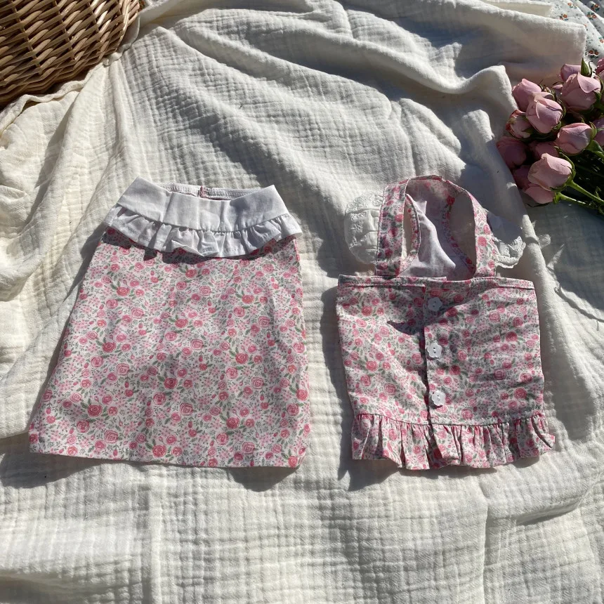 Spring and summer rose pink lace skirt with small flower patterns is suitable for dogs such as Bichon Teddy
Spring and summer rose pink lace skirt with small flower patterns is suitable for dogs such as Bichon Teddy