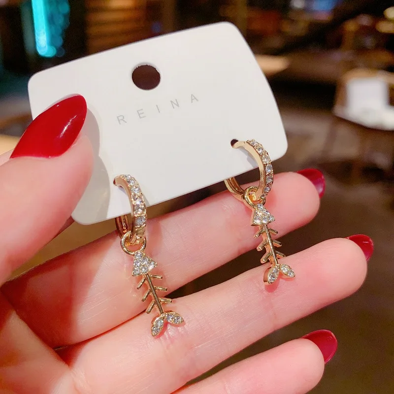 Exquisite Zircon Fishbone Pendant Earrings Hoop Earrings2021 New Trendy Earrings Jewelry Women's Earrings S925 Earring
Exquisite Zircon Fishbone Pendant Earrings Hoop Earrings2021 New Trendy Earrings Jewelry Women's Earrings S925 Earring