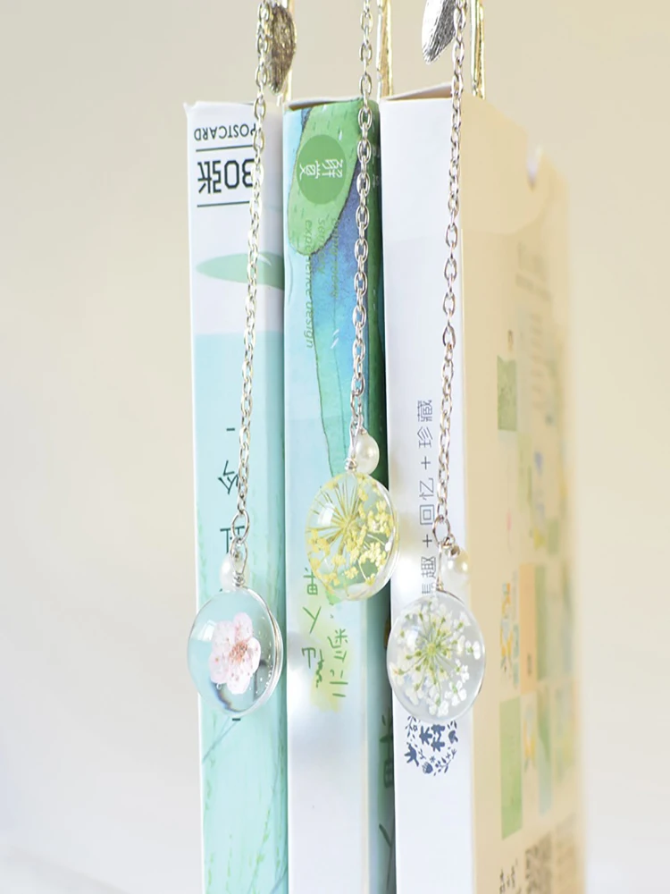 1PC Crystal Pendant Bookmark Metal Leaves Chinese Style Dried Flower Pendant Bookmarks for Books Gift Stationery For School 2020 
1PC Crystal Pendant Bookmark Metal Leaves Chinese Style Dried Flower Pendant Bookmarks for Books Gift Stationery For School 2020