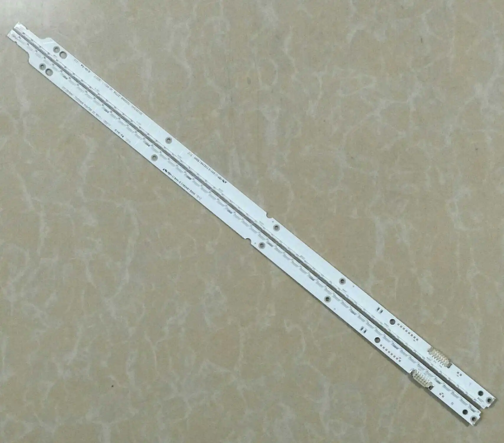 Новый комплект 2 шт. 56LED 500 мм Светодиодная лента для подсветки для Samsung UA40ES6100J UE40ES5500 2012SVS40 7032NNB RIGHT56 LEFT56 2D панель
Новый комплект 2 шт. 56LED 500 мм Светодиодная лента для подсветки для Samsung UA40ES6100J UE40ES5500 2012SVS40 7032NNB RIGHT56 LEFT56 2D панель